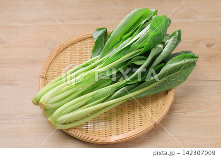 食材、緑黄色野菜の小松菜、こまつな、コマツナ。 食材、緑黄色野菜の小松菜、こまつな、コマツナ。 142307009