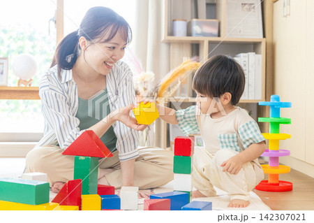 積み木で遊ぶ親子 積み木で遊ぶ親子 142307021
