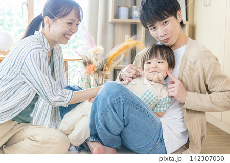 育児をする夫婦 育児をする夫婦 142307030