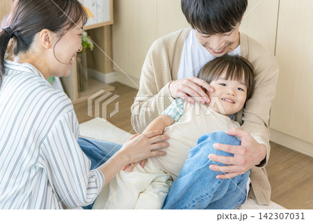 育児をする夫婦 育児をする夫婦 142307031
