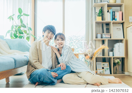 リビングにいる夫婦 142307032