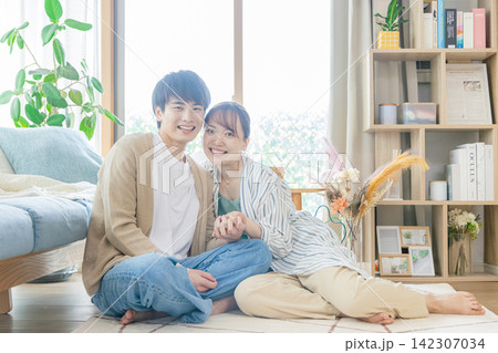 リビングにいる夫婦 リビングにいる夫婦 142307034