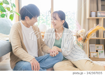 リビングにいる夫婦 リビングにいる夫婦 142307035