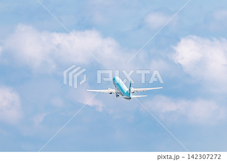 大型旅客機と青空と白い雲 大型旅客機と青空と白い雲 142307272