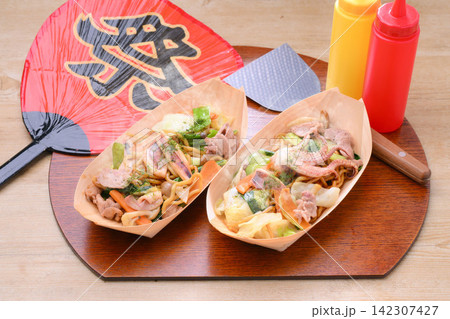 注）湯気は合成です。祭りの縁日・屋台風のスペシャルソーズ焼きそば 142307427