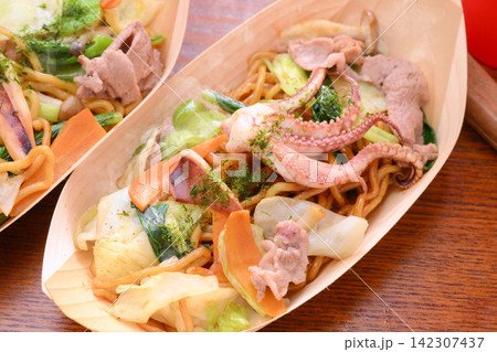 注)湯気は合成です。祭りの縁日・屋台風のスペシャルソーズ焼きそば 注)湯気は合成です。祭りの縁日・屋台風のスペシャルソーズ焼きそば 142307437
