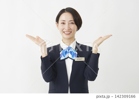 右側を手のひらで指すミドル女性スタッフ 白背景 右側を手のひらで指すミドル女性スタッフ 白背景 142309166