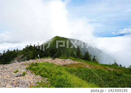 東篭ノ塔山山頂から見える西篭ノ塔山 東篭ノ塔山山頂から見える西篭ノ塔山 142309195