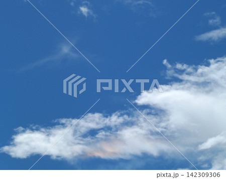 青空に浮かぶ白い雲と淡い彩雲 青空に浮かぶ白い雲と淡い彩雲 142309306