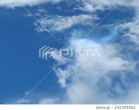 青空に浮かぶ雲と淡い彩雲 青空に浮かぶ雲と淡い彩雲 142309362