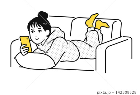 ソファでくつろぎながらスマホを見るまとめ髪の若い女性 ソファでくつろぎながらスマホを見るまとめ髪の若い女性 142309529