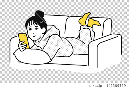 ソファでくつろぎながらスマホを見るまとめ髪の若い女性 ソファでくつろぎながらスマホを見るまとめ髪の若い女性 142309529