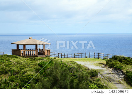 小高い崖に立つ東屋と海の風景 142309673