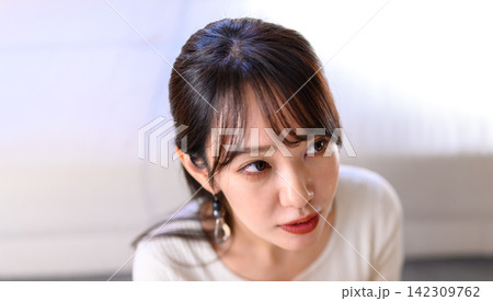 見上げる女性の顔 見上げる女性の顔 142309762