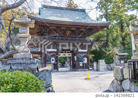【重要伝統的建造物群保存地区】八幡 春の日牟禮八幡宮の楼門 滋賀県近江八幡市 【重要伝統的建造物群保存地区】八幡 春の日牟禮八幡宮の楼門 滋賀県近江八幡市 142309821