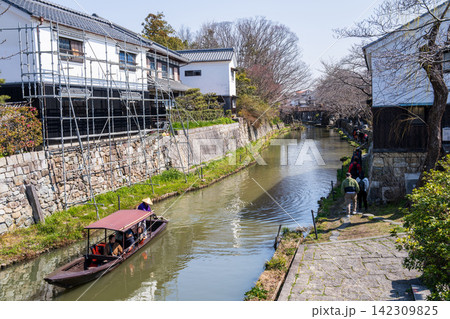 【重要伝統的建造物群保存地区】八幡 八幡堀の春の風景7 滋賀県近江八幡市 【重要伝統的建造物群保存地区】八幡 八幡堀の春の風景7 滋賀県近江八幡市 142309825