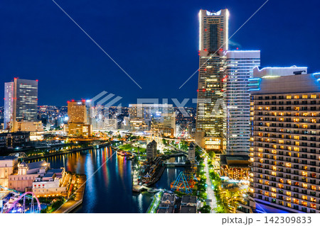 横浜・みなとみらいの夜景(インターコンチネンタルホテル客室より)*2026年5月撮影 横浜・みなとみらいの夜景(インターコンチネンタルホテル客室より)*2026年5月撮影 142309833