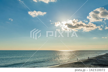 秋の夕暮れ前の静かな湘南海岸 秋の夕暮れ前の静かな湘南海岸 142310072