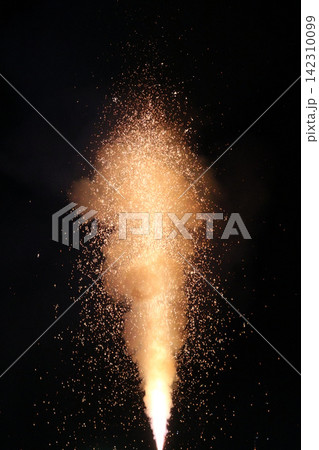 暗闇に立ち上がる花火の火柱 暗闇に立ち上がる花火の火柱 142310099