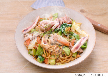 注)湯気は合成です。スペシャルソーズ焼きそば 注)湯気は合成です。スペシャルソーズ焼きそば 142310110