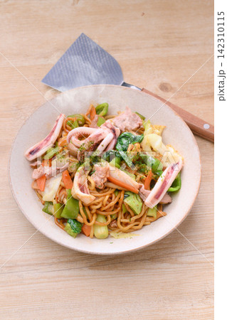 注)湯気は合成です。スペシャルソーズ焼きそば 注)湯気は合成です。スペシャルソーズ焼きそば 142310115