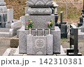 花を供えた日本の墓石と墓地の風景 142310381