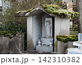 苔むした小さな祠に祀られた石仏 142310382