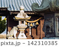 石灯籠と狛犬が並ぶ日本の神社境内 142310385