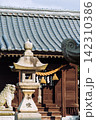 石灯籠と狛犬が並ぶ日本の神社境内 142310386
