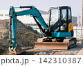 工事現場に停められた小型油圧ショベル 142310387