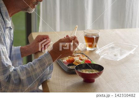 不健康な食生活をするミドル男性 不健康な食生活をするミドル男性 142310482