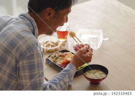 不健康な食生活をするミドル男性 不健康な食生活をするミドル男性 142310483