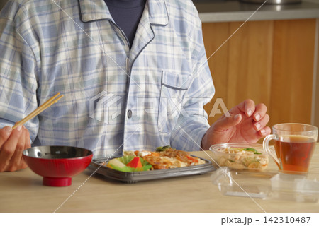 不健康な食生活をするミドル男性 不健康な食生活をするミドル男性 142310487