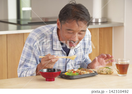 不健康な食生活をするミドル男性 142310492