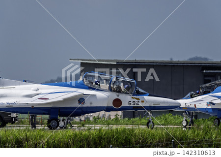 夏の青空と訓練に向かう松島基地のブルーインパルス　宮城県東松島市 142310613