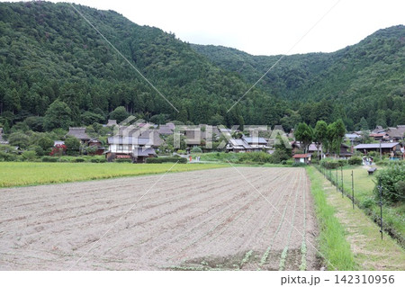 京都府美山のかやぶきの里の新緑風景と田園風景 142310956