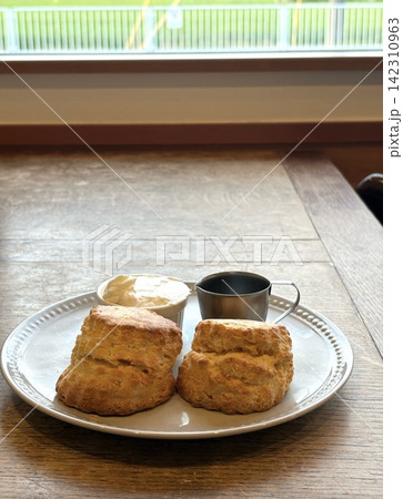 スコーンとクリーム / Scones with Cream スコーンとクリーム / Scones with Cream 142310963