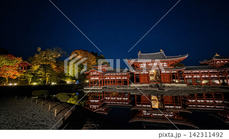 ライトアップされた紅葉と寺院の水面反射 ライトアップされた紅葉と寺院の水面反射 142311492