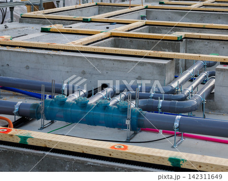 建築現場の配管パイプと建物工事の設備施工 建築現場の配管パイプと建物工事の設備施工 142311649
