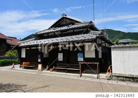 中山道の醒ヶ井宿にある木彫美術館(滋賀県米原市) 中山道の醒ヶ井宿にある木彫美術館(滋賀県米原市) 142311693