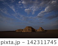 砂漠の中にある月の谷の奇岩の造形美 142311745
