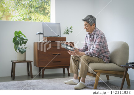 レコードを持った60代の男性 142311928