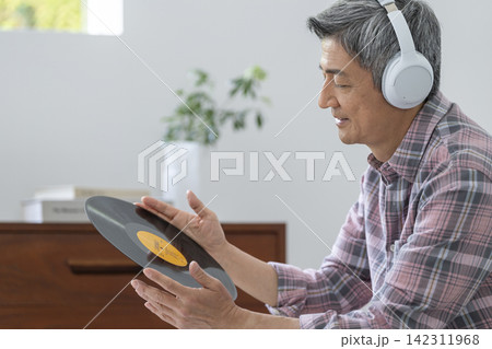 レコードを持った60代の男性 レコードを持った60代の男性 142311968