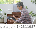 レコードを持った60代の男性 142311987