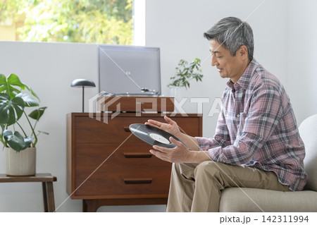 レコードを持った60代の男性 レコードを持った60代の男性 142311994