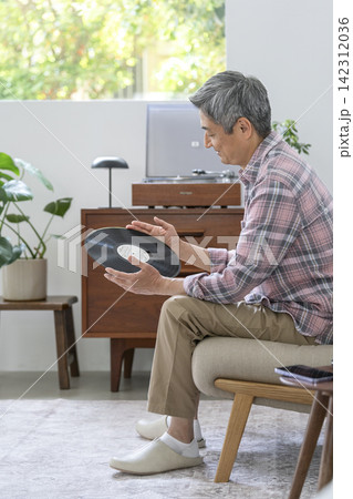 レコードを持った60代の男性 レコードを持った60代の男性 142312036