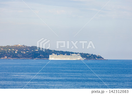 真夏の南フランスのニースの風景と豪華客船 142312083