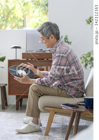 レコードを持った60代の男性 レコードを持った60代の男性 142312163