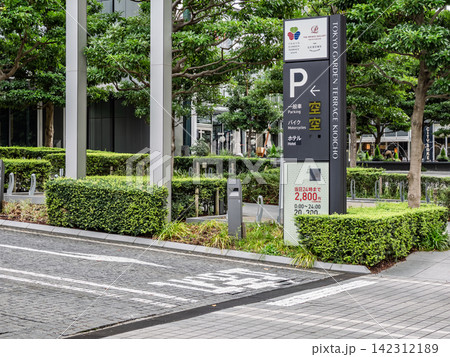 有料駐車場の入口で混雑状況を表示する案内板 有料駐車場の入口で混雑状況を表示する案内板 142312189