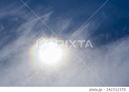夏の空に輝く彩雲と太陽 横浜 夏の空に輝く彩雲と太陽 横浜 142312370